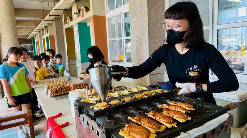 兒童節將至，馬公風櫃國小將鯛魚燒帶進校園，讓小朋友們一起開心享用。（馬公風櫃國小提供）中央社  115年3月31日