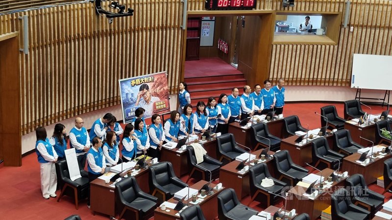 高雄市議會國民黨團31日質詢時聚焦能源議題，要求高雄市長陳其邁表態是否支持核能重啟。中央社記者蔡孟妤攝　115年3月31日