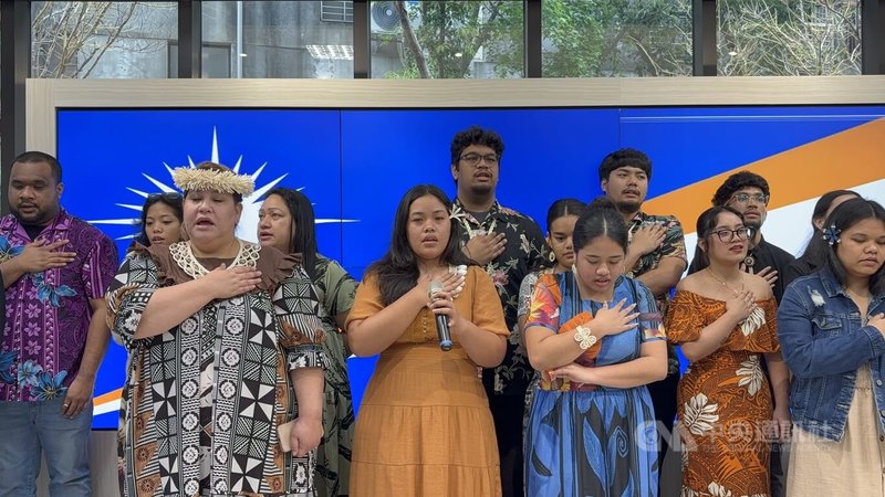 新北市青年局31日協助友邦馬紹爾群島共和國大使館，在新北市青職基地舉辦「核試受難紀念日」活動。馬紹爾群島共和國駐台大使卡蒂爾（Anjanette Kattil）（前排左1）與留台學生演唱傳統歌謠。中央社記者曹亞沿攝　115年3月31日