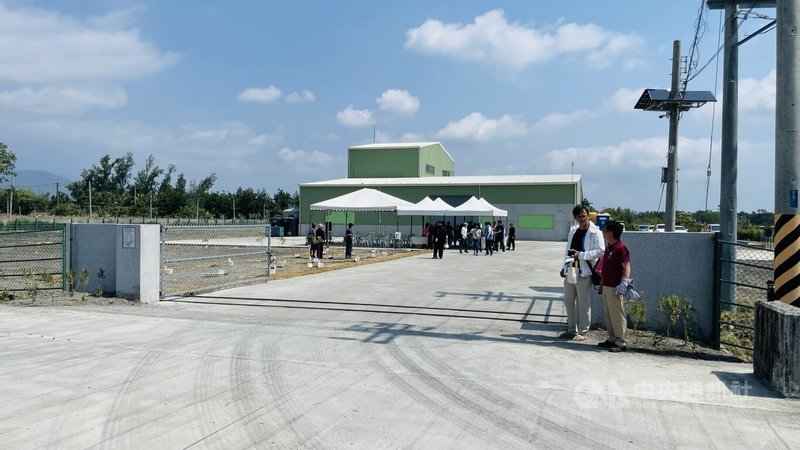 台東縣廚餘回收再利用中心經過7年籌備與努力，縣府宣布將於今年10月前正式啟用，31日也在廠房種下象徵希望與循環的原生樹種茄苳樹苗，宣示廚餘廠邁入全新階段。中央社記者盧太城台東攝　115年3月31日