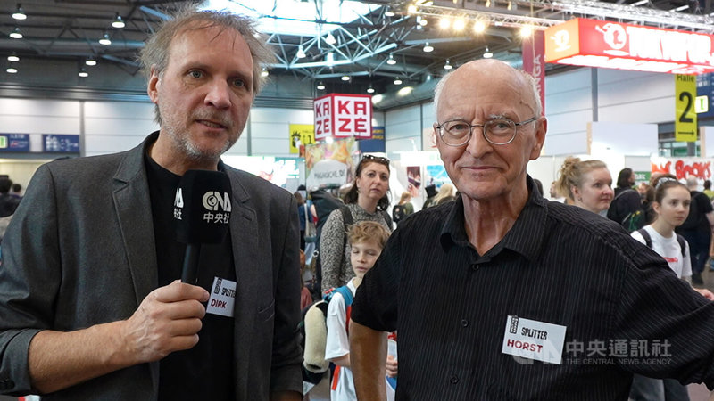 近年引進多部台漫作品的德國老牌漫畫出版社史普利特，聯合創辦人舒爾茲（Dirk Schulz，左）與高塔（Horst Gotta，右）認為台灣漫畫題材多元，在德國具市場潛力。中央社記者林尚縈萊比錫攝　115年3月31日
