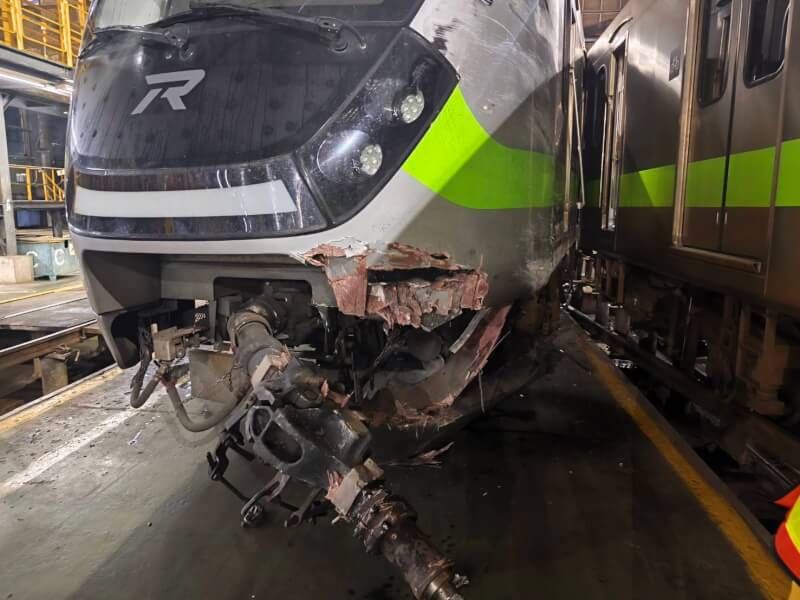 台鐵七堵調車場30日晚間發生2列EMU900區間車相撞事故，其中1列第1車廂出軌，車頭全毀。（讀者提供）中央社記者余曉涵傳真　115年3月30日