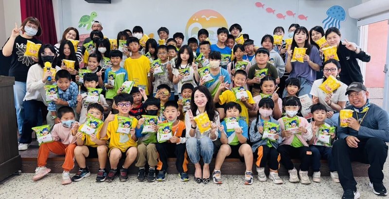 兒童節將至，馬公風櫃國小由學生「自己規劃、自己做主」，小朋友們還收到澎防部指揮官送的「乖乖」米果，校園內充滿孩童歡笑聲。（馬公風櫃國小提供）中央社  115年3月31日