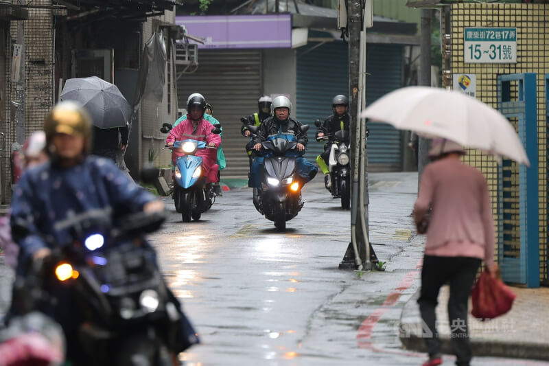 各地仍晴熱如夏，31日下午鋒面從北部海面掠過，北部、東北部有局部短暫陣雨。圖為台北市內湖區傍晚出現雨勢，機車騎士紛紛穿起雨衣。中央社記者翁睿坤攝　115年3月31日