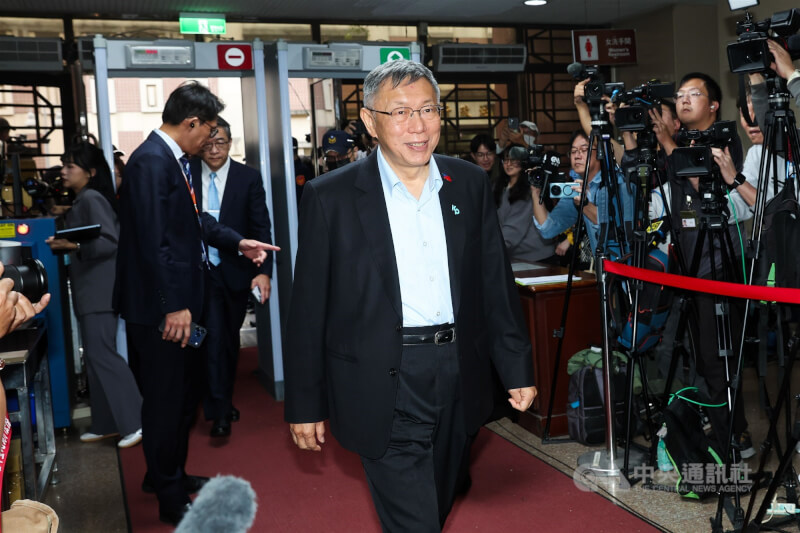 前台北市長柯文哲涉及京華城、政治獻金等4大案，台北地檢署求刑28年6月，台北地院26日下午一審宣判，柯文哲（中）到庭聽判。（中央社檔案照片）