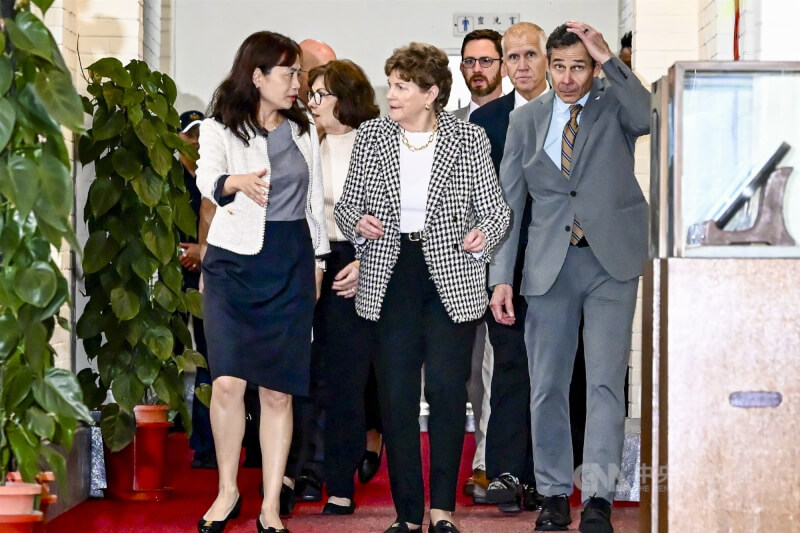 美國聯邦參議院外交委員會民主黨首席議員夏亨(Jeanne Shaheen)(前中)及共和黨參議員匡希恆(John Curtis)(前右)所率跨黨派訪團來台,31日晚間拜會立法院,與立法院長韓國瑜、副院長江啟臣等人會晤。中央社記者鄭清元攝 115年3月31日