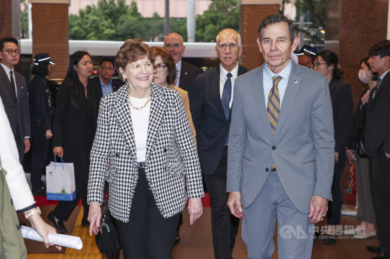 美國聯邦參議院外交委員會民主黨首席議員夏亨（Jeanne Shaheen）（左）及共和黨參議員匡希恆（John Curtis）（右）所率跨黨派訪問團31日傍晚到立法院拜會。中央社記者鄭清元攝　115年3月31日