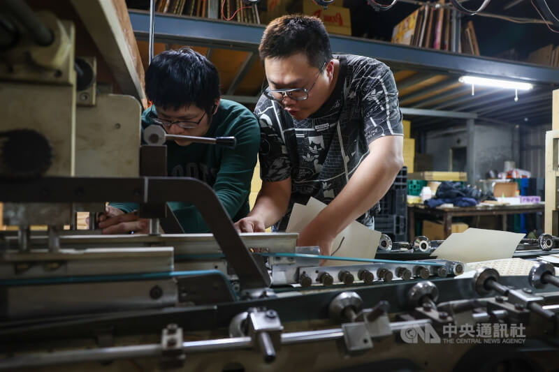 圖為新北市板橋區一處製造加工廠生產線運作情形。（中央社檔案照片）