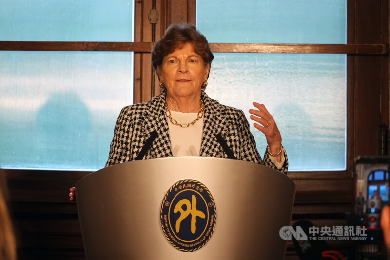 美國聯邦參議員跨黨派訪團31日在台北賓館舉辦記者會,美國聯邦參議院外交委員會民主黨首席議員夏亨(Jeanne Shaheen,另譯:夏欣)致詞並回應媒體提問。中央社記者楊堯茹攝 115年3月31日