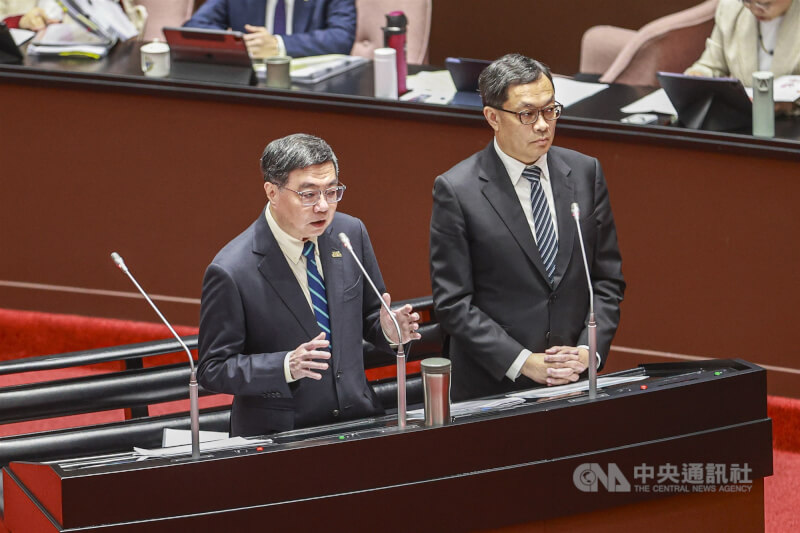 立法院會31日繼續進行施政總質詢，行政院長卓榮泰（左）、外交部次長陳明祺（右）列席，針對台灣能否加入跨太平洋夥伴全面進步協定（CPTPP）相關議題答詢。中央社記者鄭清元攝　115年3月31日