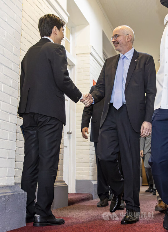 美國聯邦參議院跨黨派訪團來台,31日晚間在美國在台協會(AIT)處長谷立言(右)陪同下拜會立法院,谷立言於會後與國民黨立委牛煦庭(左)握手致意。中央社記者鄭清元攝 115年3月31日