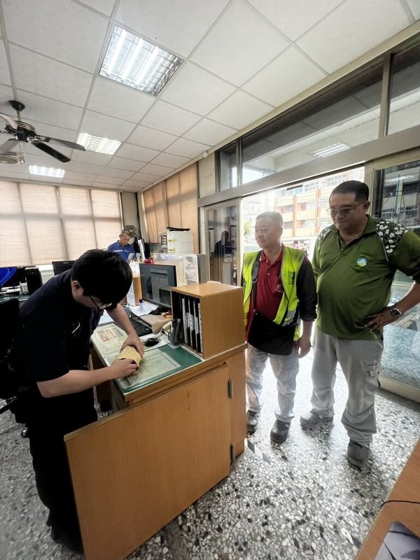 台中市大肚區清潔隊30日清運大型家具時，舊衣櫃抽屜內掉落牛皮紙袋，內裝新台幣50萬9000元現金，立即送至烏日警分局大肚分駐所尋找失主。（警方提供）中央社記者蘇木春傳真　115年3月31日