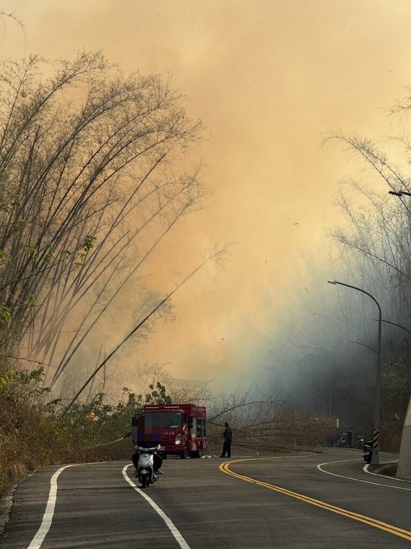 高雄市內門區內東里31日中午發生雜草火警,現場燃燒面積約1公頃、濃煙密布,消防局派員救災並申請直升機投放水源滅火,持續搶救中,現場無人員受傷受困。(民眾提供)中央社記者張已亷傳真 115年3月31日