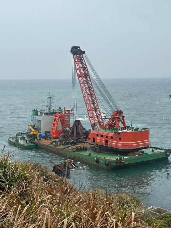 中國籍抓斗工作船「海虹工66」(圖)30日深夜執行擱淺中國籍漁船「閩連漁63896」清除作業時,造成馬祖東引至北竿間第3海底電纜部分芯線受損。為釐清毀損責任,目前「海」船已停工。(民眾提供)中央社記者潘欣彤傳真 115年3月31日