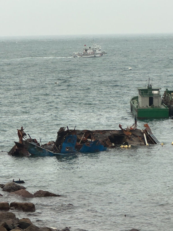 中國籍鐵殼漁船「閩連漁63896」20日晚間因船艙進水,擱淺於連江縣東引鄉北澳口。(民眾提供)中央社記者潘欣彤傳真 115年3月31日