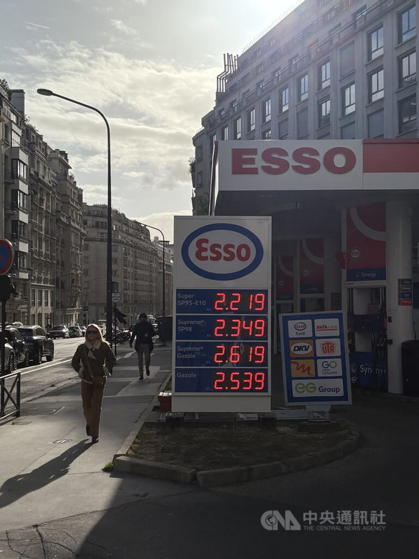 根據法國生態轉型部的最新數據，法國柴油平均價格達到自1985年統計以來最高點。圖為3月30日巴黎一處加油站標示的價格。中央社記者曾依璇巴黎攝　115年3月31日