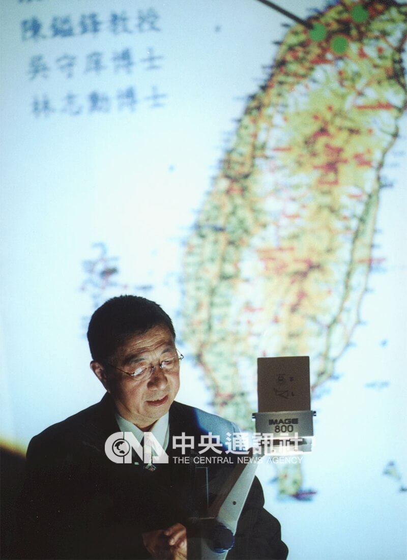 丁肇中在中研院以「太空梭實驗的新結果，台灣的參與過程與角色」為題，發表演說。中央社記者鄭傑文攝 90年2月3日