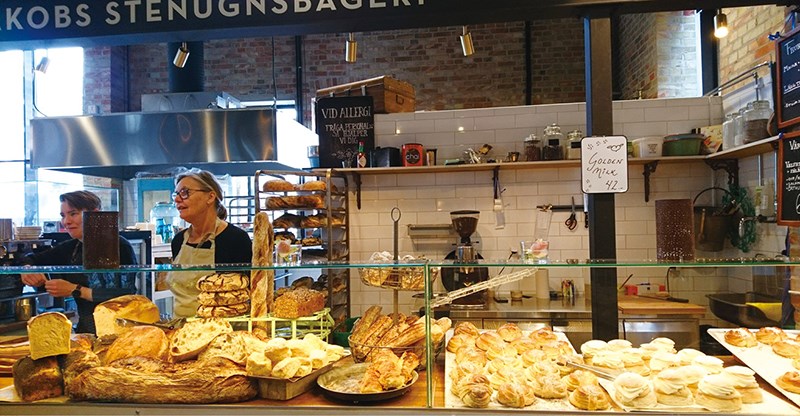 如果是受邀到他人家作客fika，最好帶個甜點。