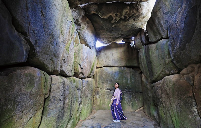 透入微光的石舞台古墳，有種獨特的氛圍。