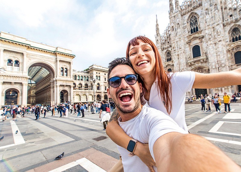 看到親友在社群上分享旅遊經驗，讓許多人感到自卑與焦慮。（DavideAngelini/Shutterstock.com）
