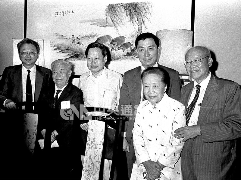 楊振寧（左3）、丁肇中（右3）、吳大猷（左2）、吳健雄（右2）、袁家騮（右） 等傑出的物理學家，與丁肇中物理獎學金捐助人劉永齡（左）合影。中央社記者陳漢中攝　75年7月30日