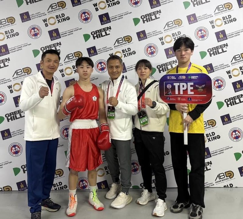 2026亞洲拳擊錦標賽在蒙古烏蘭巴托舉行，今年剛滿19歲的台灣新秀彭家豐（左2）31日於男子55公斤級首輪以5比0完勝對手，順利挺進8強。（中華民國拳擊協會提供）中央社記者黎建忠傳真　115年3月31日