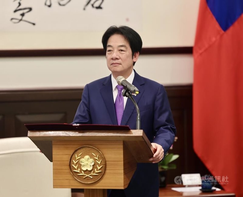 總統賴清德(圖)31日在總統府接見英國國會「台英國會小組」訪問團,致詞時感謝英國政府曾經派遣航艦巡弋印太地區,執行自由航行任務,以具體行動共同守護台海與區域的和平穩定。中央社記者王飛華攝 115年3月31日