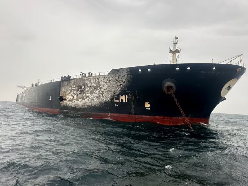 科威特國家石油公司通報，旗下1艘巨型原油油輪遭伊朗攻擊受損。（Kuwait Petroleum Corporation/Handout via 路透社）