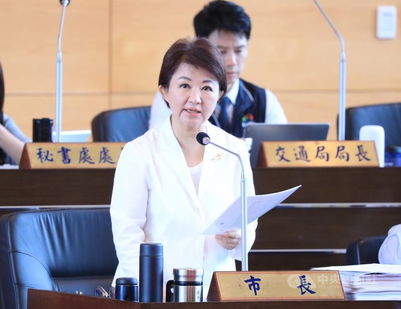 土石方電子聯單新制上路，台中市長盧秀燕（前）31日在市議會答詢表示，中央立意良善，但未準備好就上路，造成民怨，建議先暫停。中央社記者趙麗妍攝　115年3月31日