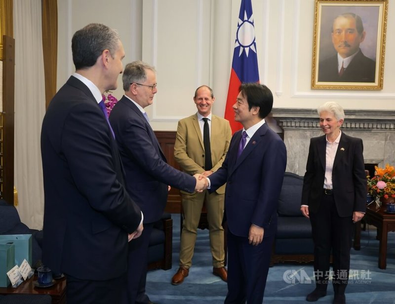總統賴清德（右2）31日在總統府接見歐洲議會安全暨防衛委員會官方代表團，一一向訪團成員問候致意。右為委員會主席齊默曼（Marie-Agnes Strack-Zimmermann）。中央社記者王飛華攝　115年3月31日