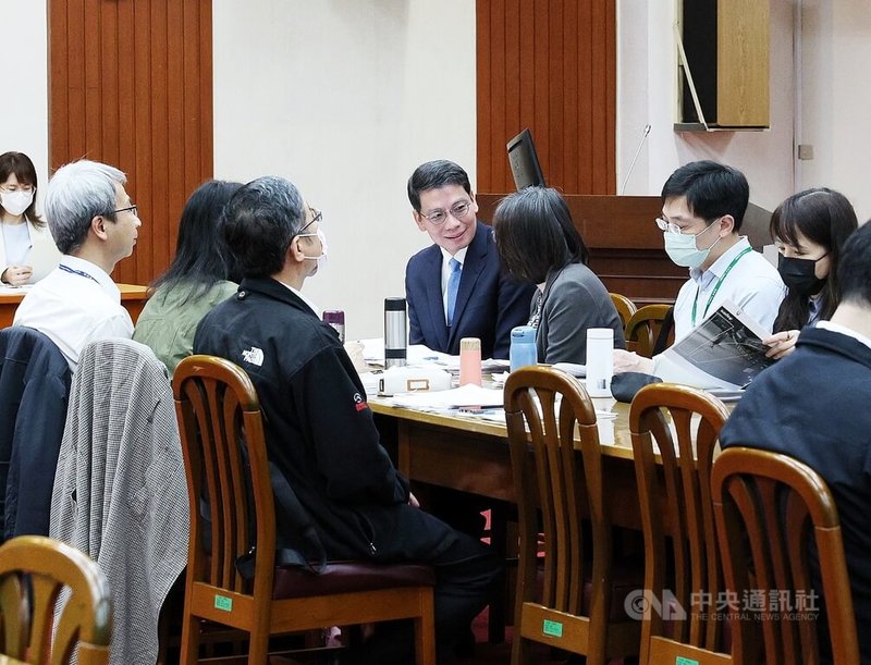立法院財政委員會1日舉行進口汽車關稅修訂等議題相關公聽會，財政部次長陳勇勝（後左）會中表示，若汽車關稅對其他國家也降至零，目前世界貿易組織（WTO）有166個會員國，影響稅收約在新台幣368億元左右，涉及跨部會間的審慎研議跟評估。中央社記者郭日曉攝　115年4月1日