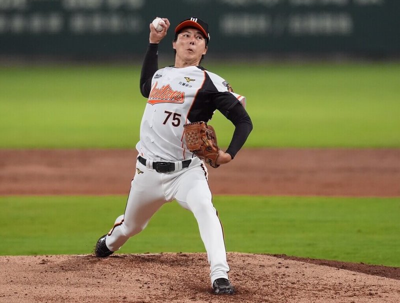 中華職棒統一7-ELEVEn獅隊1日靠著投手郭俊麟（圖）先發5局無失分，助隊以4比2擊敗富邦悍將隊，郭俊麟拿下睽違630天的一軍勝投，退場後感性落淚。（統一獅提供）中央社記者謝靜雯傳真 115年4月1日