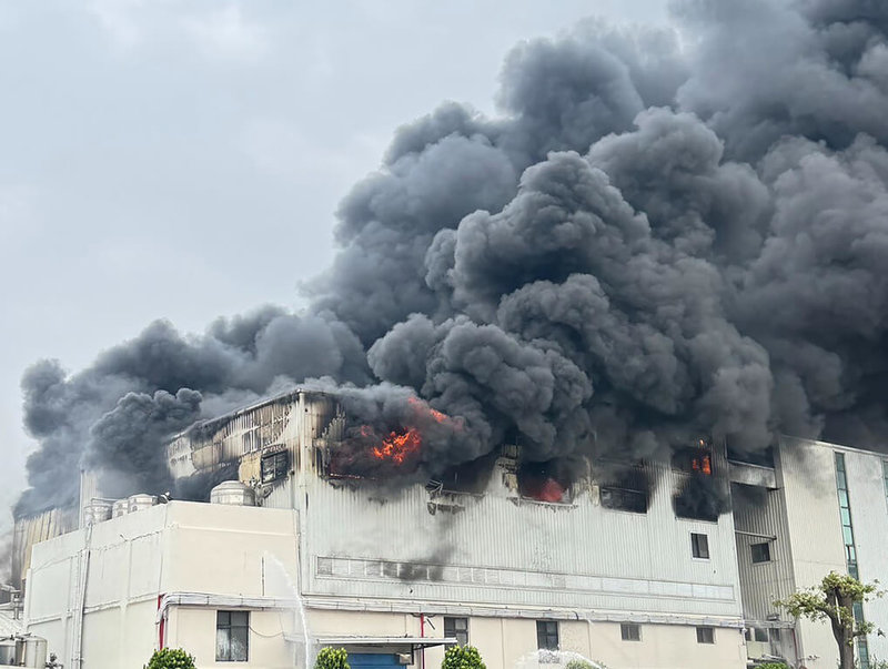 彰化縣福興工業區一間織帶廠房1日下午發生火警，火舌及濃煙竄出，消防獲報到場灌救，詳細起火原因及損失待釐清。（民眾提供）中央社記者鄭維真傳真 115年4月1日