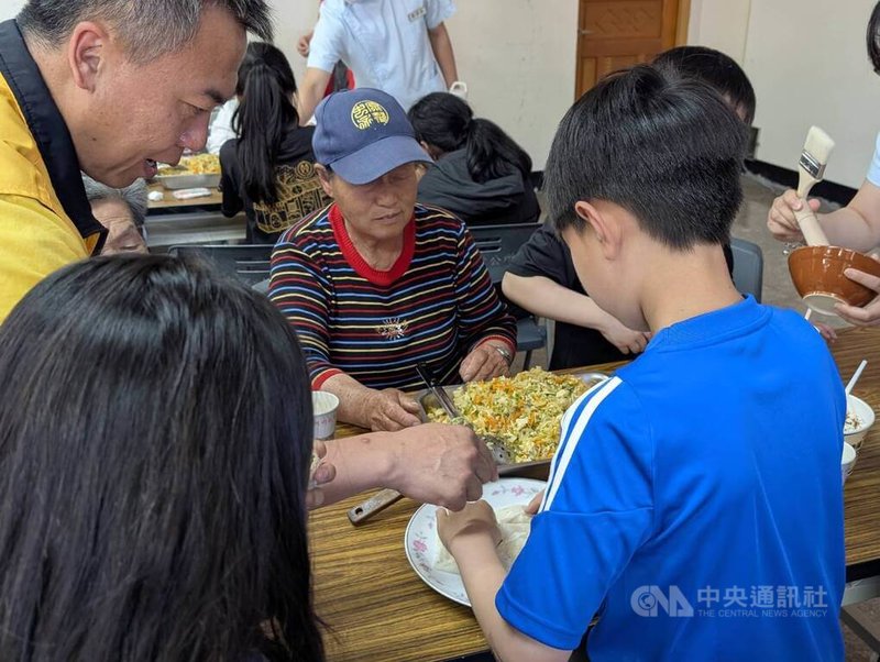 金門地區在清明節有吃「拭餅」（七餅）的習俗，金寧鄉古寧頭社區長者1日在活動中指導學子製作拭餅，示範拭餅從備料到包捲的過程。中央社記者吳玟嶸攝　115年4月1日
