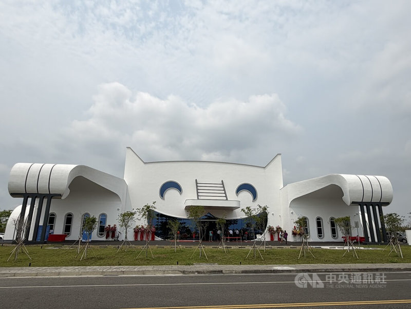 貓食品工廠進駐屏東農業科技園區，1日開幕，貓造型建築物外觀相當吸睛。中央社記者李卉婷攝　115年4月1日
