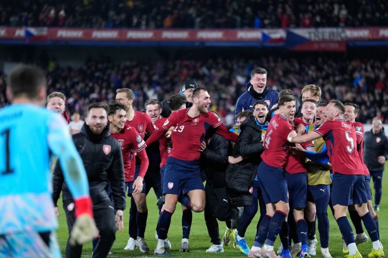 捷克睽違20年取得世界盃參賽資格，球員開心慶祝勝利。（美聯社）