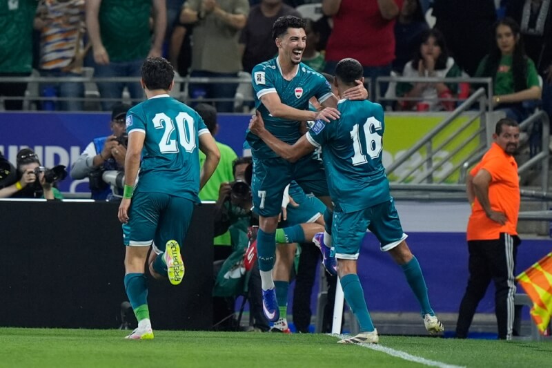 伊拉克31日在墨西哥世界盃洲際附加賽中，以2比1擊敗玻利維亞，成為第48支、也是最後一支晉級世界盃的隊伍。圖為伊拉克球員們賽後慶祝。（美聯社）