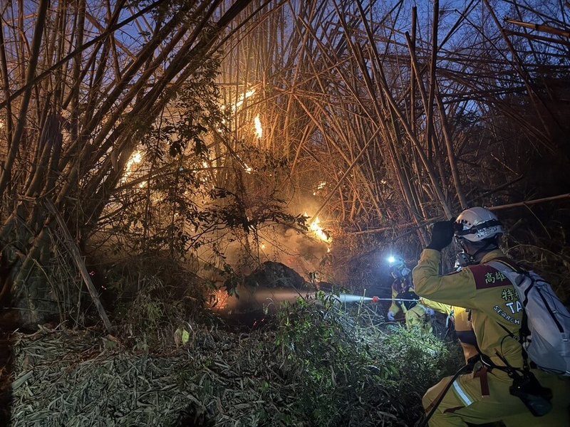高雄市內門區3月31日發生山林火警，高雄市消防局累計出動221人次，並與林業及自然保育署及台南市消防局共同救災，另空中勤務總隊則支援直升機投水共7次，經救災人員日夜陸空協力搶救，火勢於1日上午撲滅，燃燒面積約1.5公頃，無人員受傷。（高雄市政府消防局提供）中央社記者張已亷傳真　115年4月1日