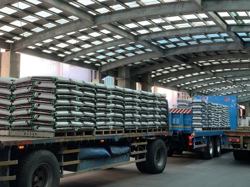 中東地區戰爭造成國際製肥原料價格上漲。農業部農糧署1日發布新聞稿指出，國內製肥原料庫存充裕，並透過政府補助及台肥公司吸收部分原料漲幅，肥料價格凍漲，讓業者持續生產並穩定供應。（農糧署提供）中央社記者汪淑芬傳真  115年4月1日