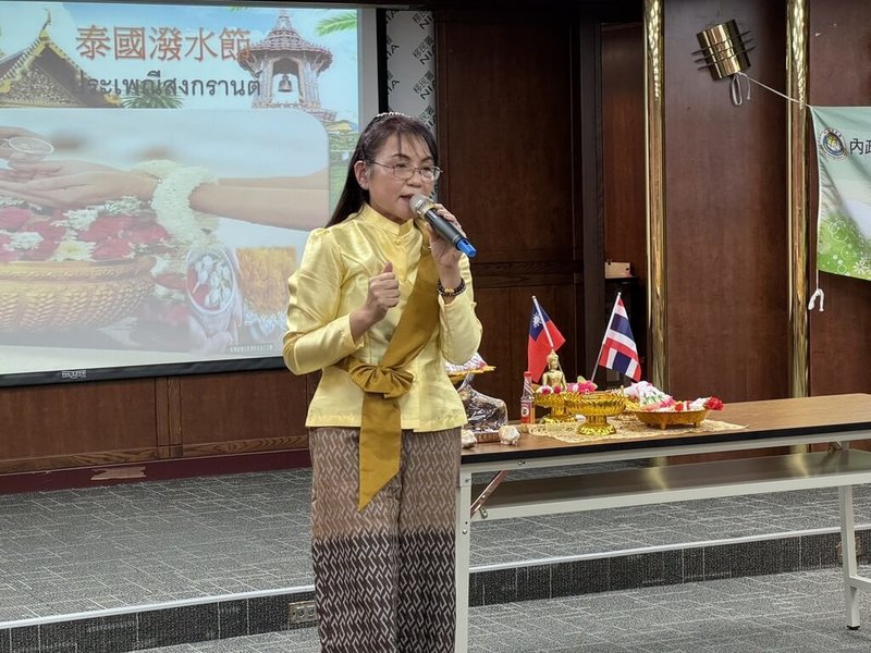 移民署北區事務大隊台北市服務站1日邀請泰國新住民吳佩玲（圖）介紹泰國新年宋干節（潑水節）儀式，並分享她在台扎根創業路。（移民署提供）中央社記者黃麗芸傳真　115年4月1日