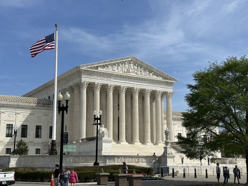 美國最高法院4月1日將聽取首件挑戰在美出生即有公民權的案件，判決結果可能影響美國超過百年的出生屬地政策。中央社記者廖漢原華盛頓攝　115年4月1日