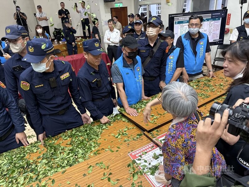 民眾在會議中撒茶葉抗議,並要求警察離場。中央社記者蕭博陽攝 115年4月1日