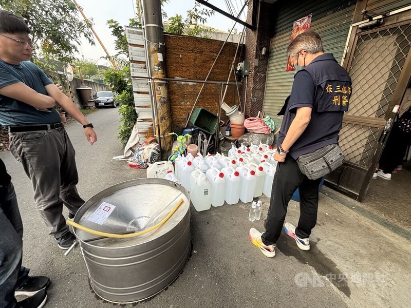 保安警察第三總隊台中偵查分隊日前接獲情資，指彰化縣鐘姓女子利用清明節前夕祭祀用酒需求量大之際，私設工廠釀造米酒非法牟利，經警方前往查緝，查扣價值逾新台幣百萬元、共計超過3000公升的私酒成品與半成品。（翻攝照片）中央社記者蘇木春傳真　115年4月1日