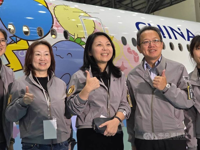 中華航空亮相與The Pokemon Company攜手打造第2架寶可夢彩繪機「皮卡丘彩繪機CI2」。台灣虎航董事長黃世惠（中）表示，低成本航空營運模式雖然無燃油附加費，但燃油成本將反映在浮動票價上。中央社記者江明晏攝　115年4月1日