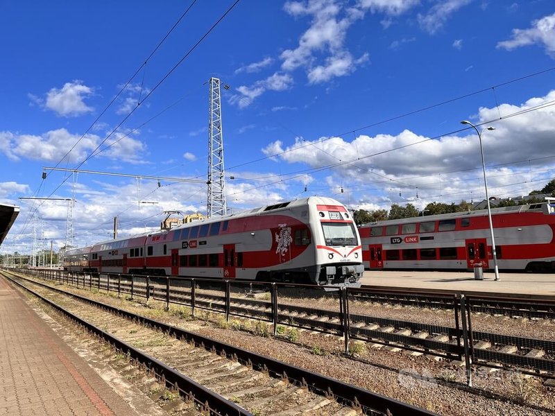 中東戰事推升燃料價格，立陶宛國營「立陶宛鐵路」（LTG）集團旗下客運公司LTG Link宣布，4月至5月國內火車票價全面減半。圖為LTG Link的鐵路列車。中央社記者游堯茹維爾紐斯攝　115年4月1日