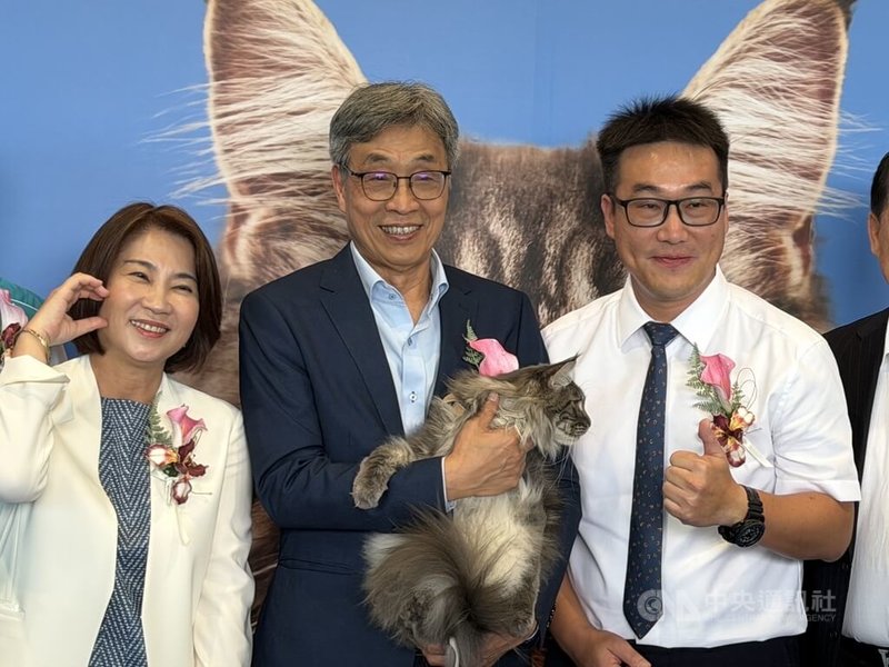 寵物品牌「愛貓一生」在屏東打造愛貓工廠，1日開幕，農業部長陳駿季（中）、屏東縣長周春米（左）、愛貓一生董事長王志遠（右）出席見證並合影。中央社記者李卉婷攝　115年4月1日