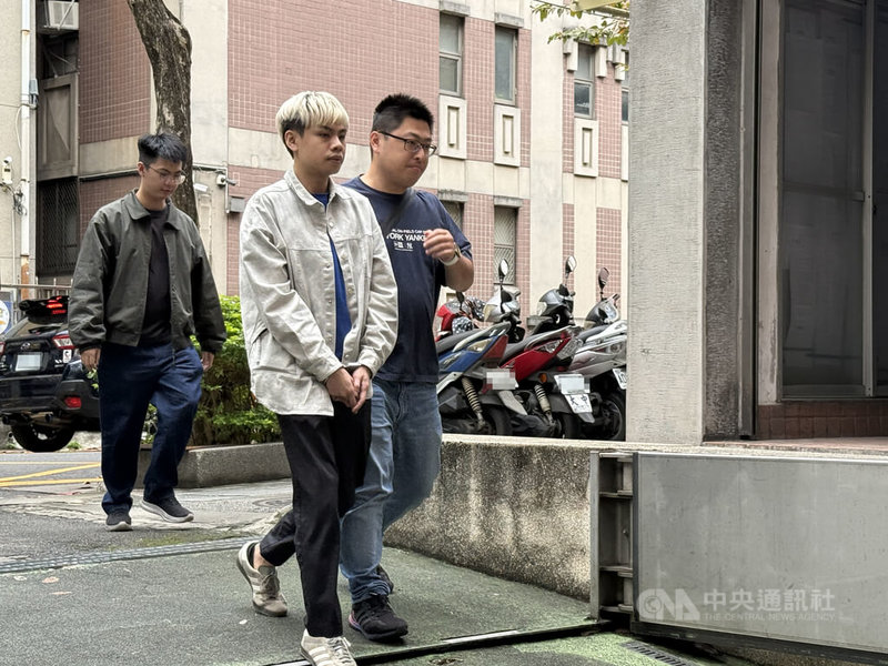 一名婦人誤信假投資廣告遭詐騙新台幣9000萬元。台北地檢署3月31日指揮刑事局、竹市警局兵分多路搜索，拘提5人到案。刑事局1日下午將人移送北檢複訊。中央社記者林長順攝　115年4月1日