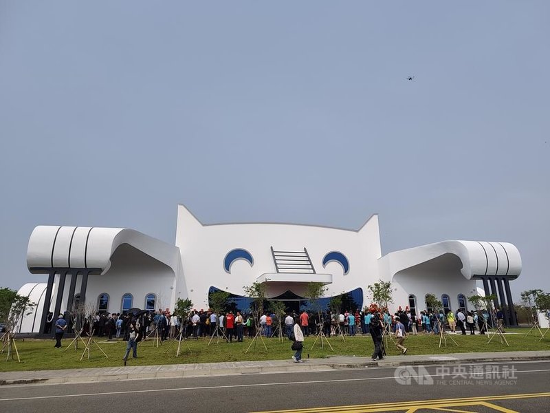 貓食品牌「愛貓一生」在屏東農業科技園區打造白色貓咪造型的觀光工廠「愛貓工廠」，1日舉辦開幕典禮。中央社記者何秀玲攝　115年4月1日