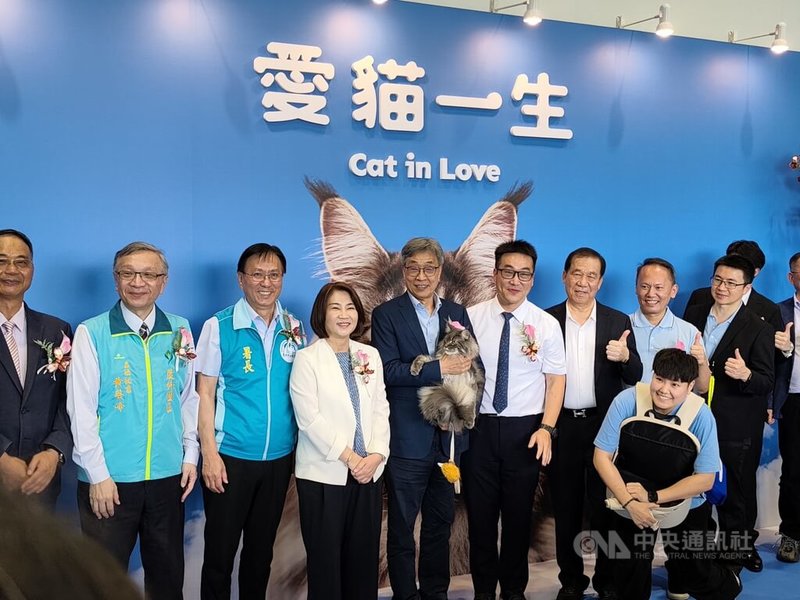 前泰山董事長詹岳霖與全球最大水產供應商之一隆順漁業合資成立貓食品牌「愛貓一生」，於屏東農業科技園區打造觀光工廠「愛貓工廠」並於1日舉辦開幕典禮，農業部部長陳駿季（左5）、屏東縣長周春米（左4）等人皆出席。中央社記者何秀玲攝　115年4月1日