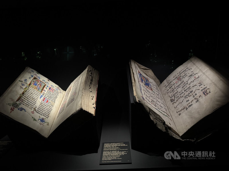 布拉格城堡近期推出「記憶的碎片：聖維特大教堂珍寶展」，並展出兩部禮儀書籍，分別是「彌撒經書」、「聖詠集」，這兩份捷克最珍貴的中世紀手稿之一。中央社記者劉郁葶布拉格攝　115年4月1日